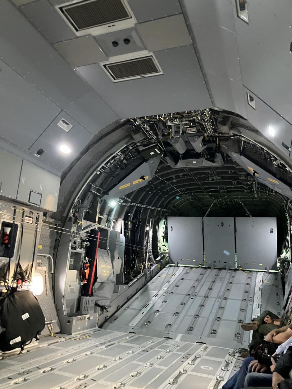 La imponente rampa del A400M cerrada poco antes de emprender el vuelo a la base de Morón (Sevilla)