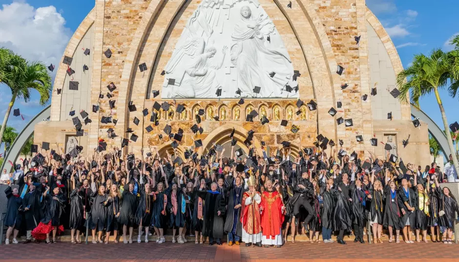 Estudiantes de la Universidad Ave Maria, con sede en la ciudad