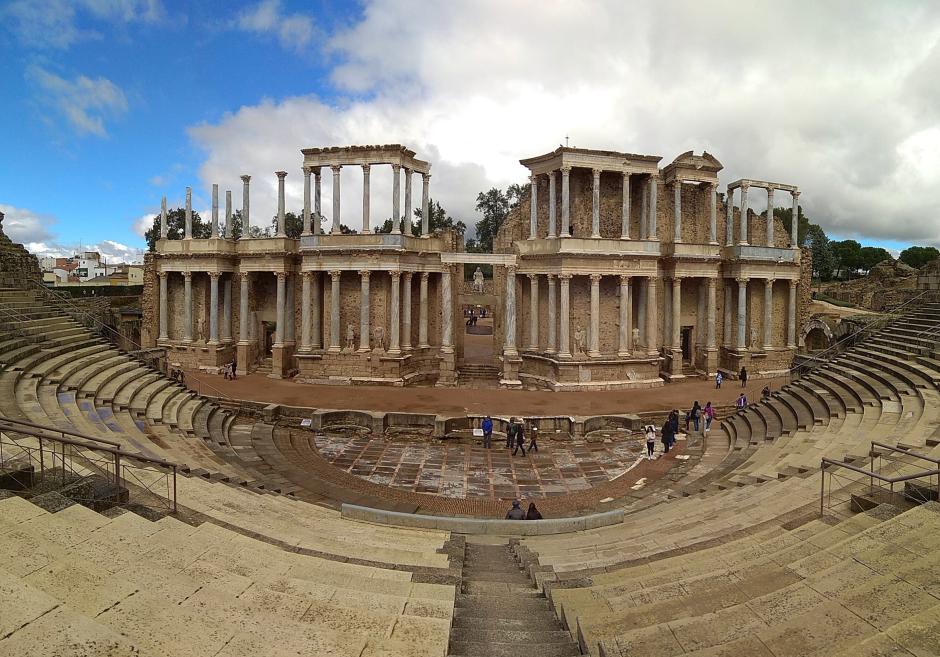 Construido entre los años 16 y 15 antes de Cristo, el Teatro Romano de Mérida puede considerarse como el teatro más antiguo de España en funcionamiento. Sin embargo, esta medalla de oro tiene trama, y es que el teatro estuvo abandonado desde el IV hasta el año 1910, cuando se empezó a excavar, se sacó a la luz la mayor parte de su estructura, se restauró y se habilitó para volver a funcionar como teatro. El Teatro de Mérida acoge desde 1953 el Festival de Teatro Clásico, el más importante y antiguo en su género en España con la representación de las obras más emblemáticas del teatro griego y romano.