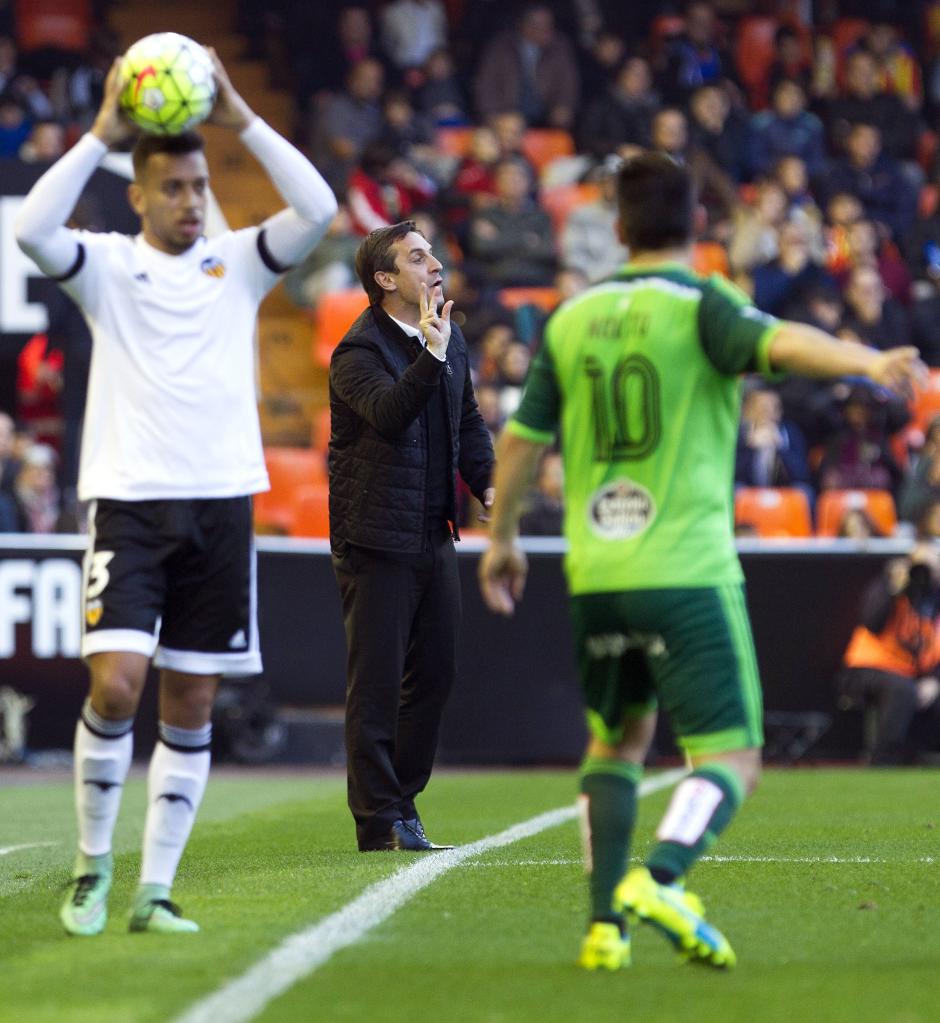 El exentrenador inglés del Valencia, Gary Neville, durante un partido en Mestalla