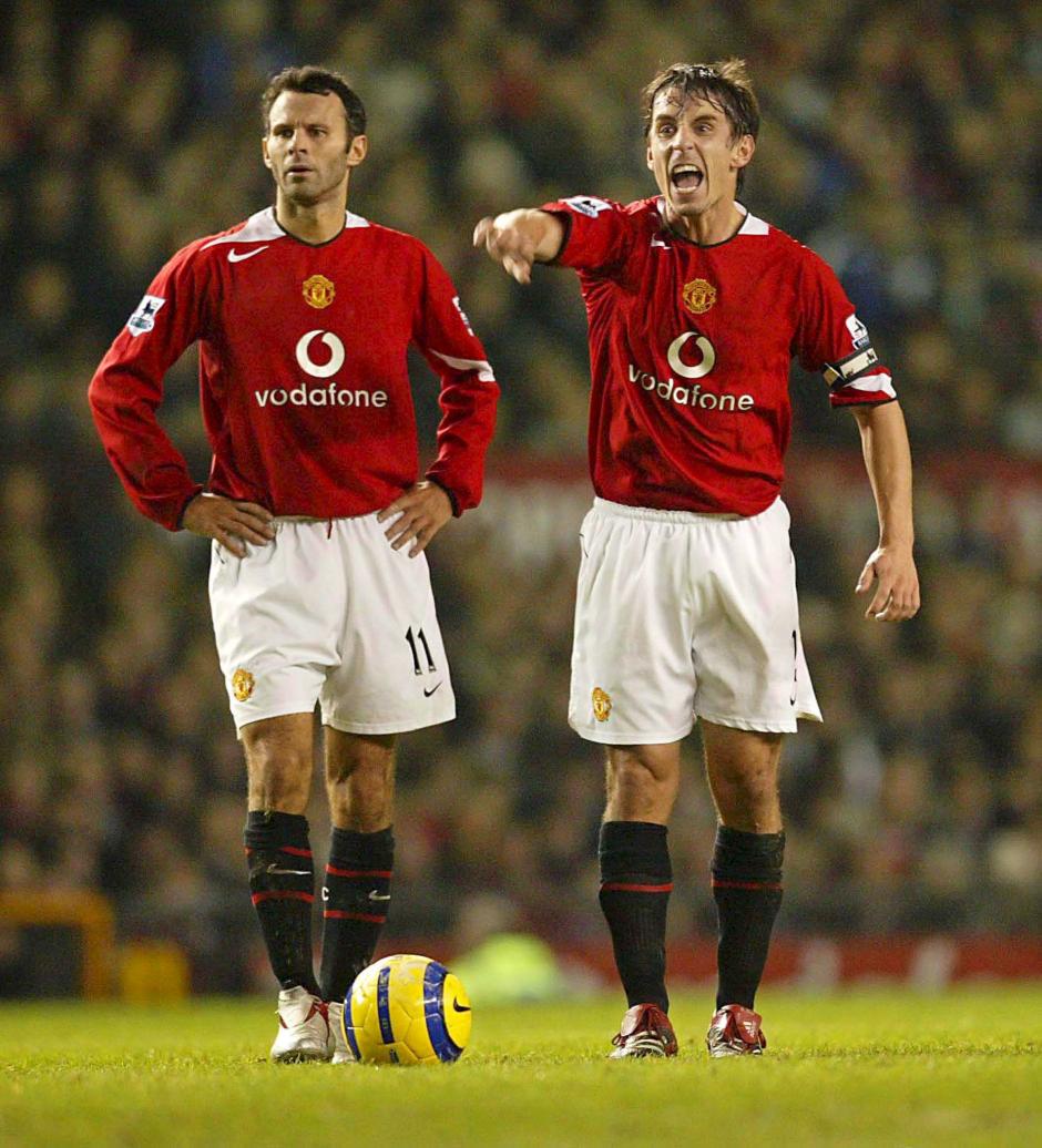 Fotografía de archivo del capitán del Manchester United Gary Neville junto a su compañero Ryan Giggs en el año 2005