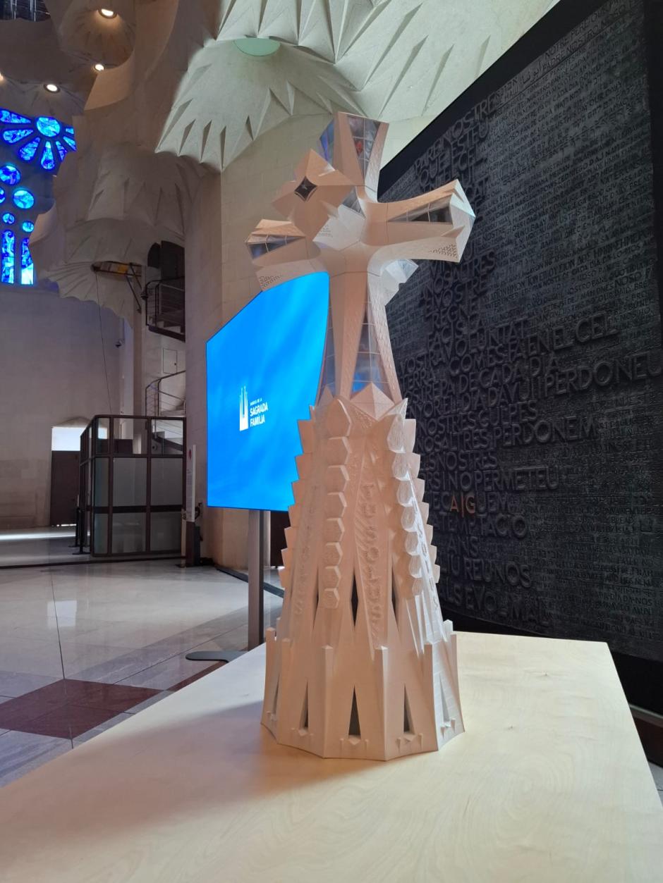 Maqueta de la cruz de cuatro brazos que coronará la Sagrada Familia