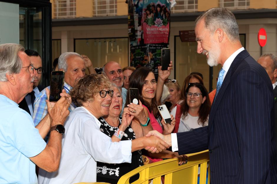 Don Felipe saluda al público que le aguardaba en las inmediaciones del Parlamento de Canarias