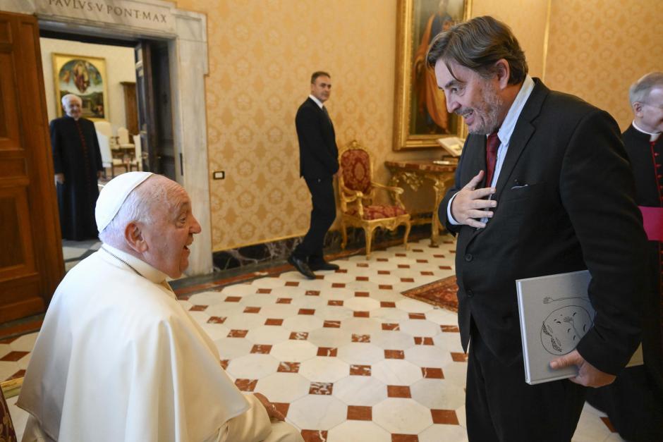 Un momento de la audiencia privada entre el Papa y el presidente del Cervantes