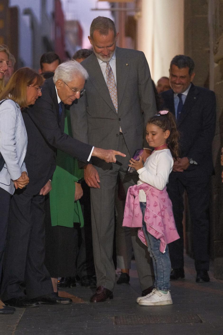 El presidente de Italia, Sergio Mattarella, saluda a la niña Ana Valentina, después de que se la presentara el Rey.