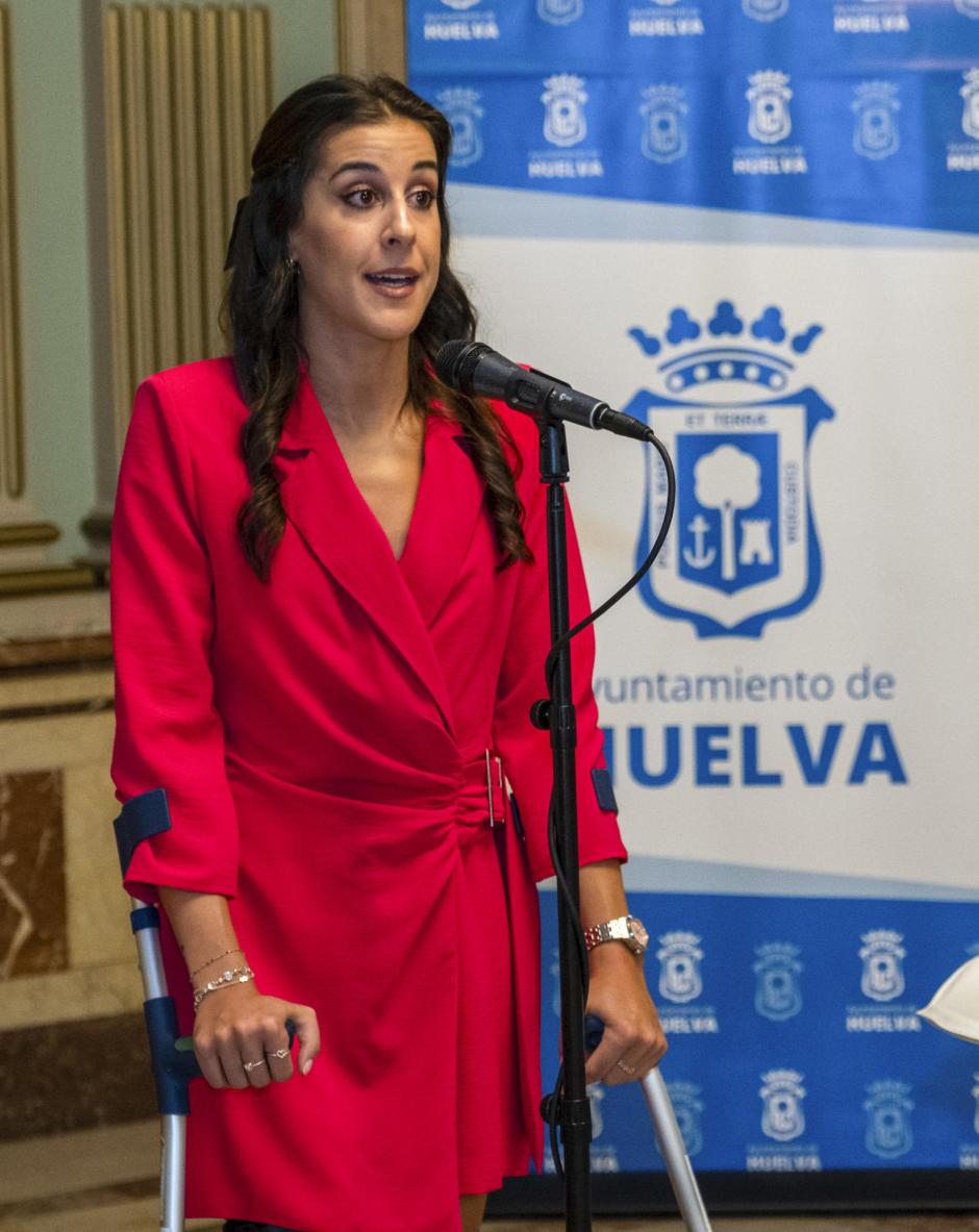 Carolina con muletas debido a su lesión