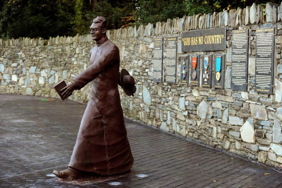 Monumento a Monseñor O'Flaherty situado en Killarney, Irlanda