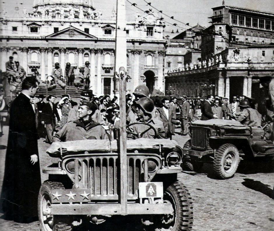 Hugh O'Flaherty saluda a las tropas americanas tras la liberación en Roma