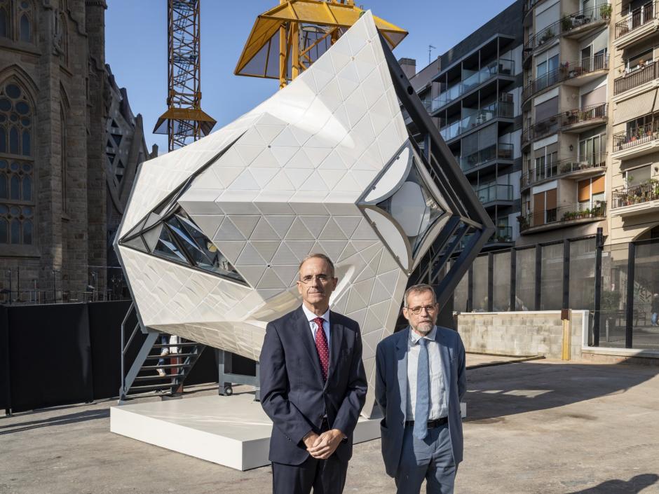 Xavier Martínez y Jordi Faulí posan frente al prototipo de uno de los brazos de la cruz