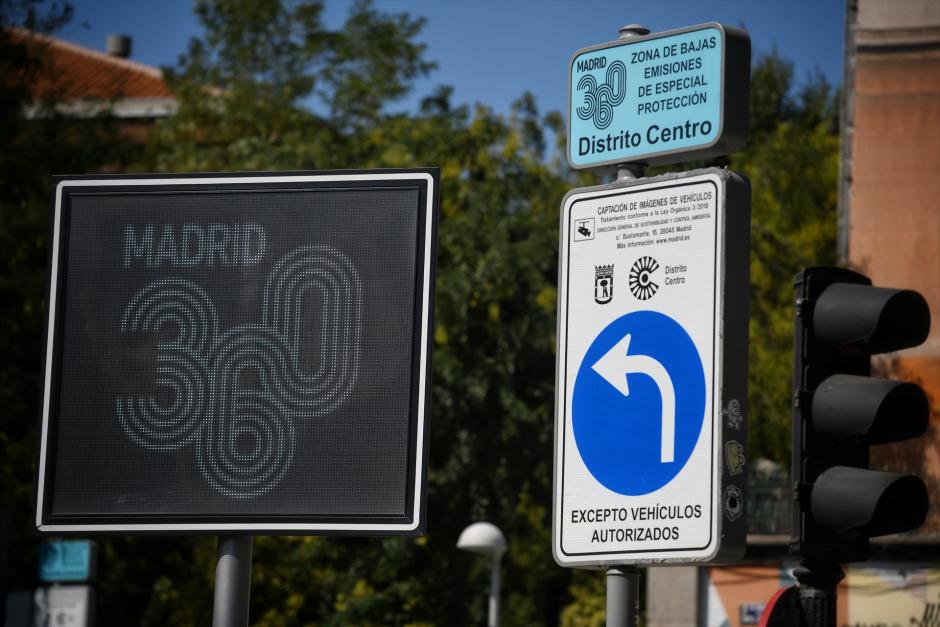 Un cartel indica la zona de bajas emisiones 360 del Distrito Centro en Madrid