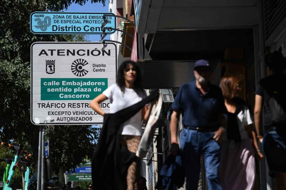 Un cartel indica la zona de bajas emisiones 360 del Distrito Centro en Madrid