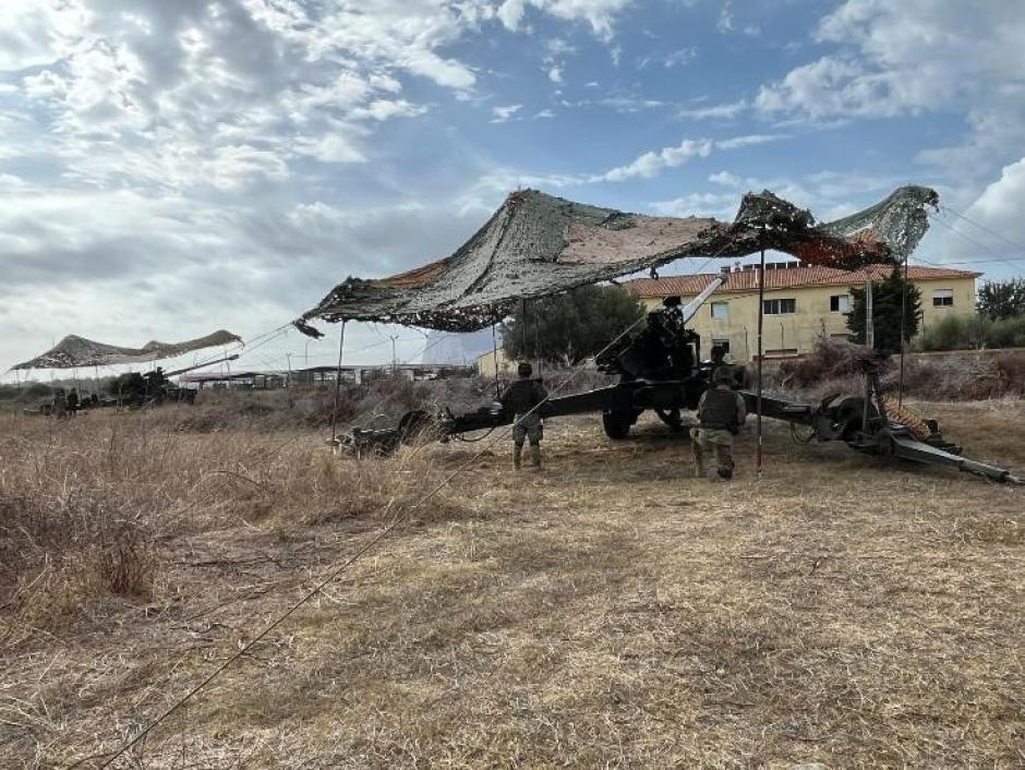 Pieza de artillería camuflada del Ejército de Tierra español