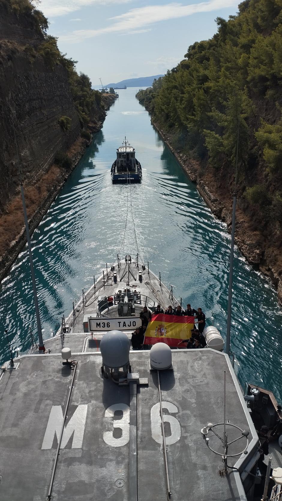 El cazaminas Tajo (M-36) de la Armada española atraviesa el estrecho canal de Corinto