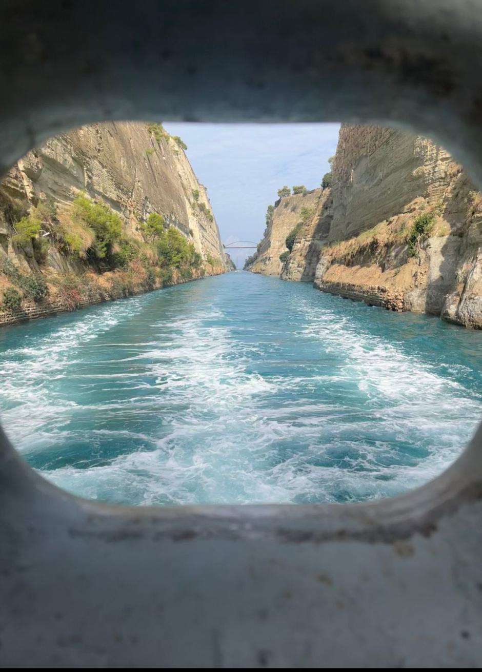 Vista del estrecho canal de Corinto desde el cazaminas Tajo de la Armada española