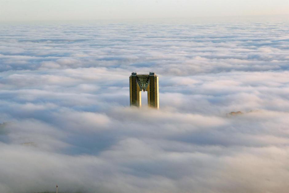 El edificio InTempo, por encima de las nubes en un día de niebla