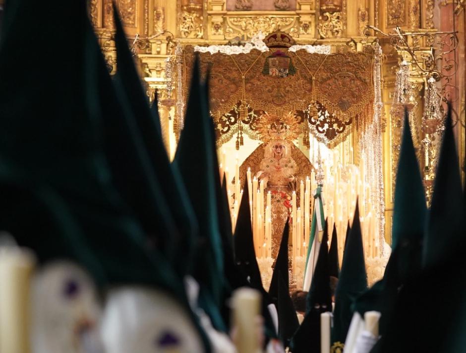 La Virgen de la Macarena de procesión en la "madrugá" de Sevilla