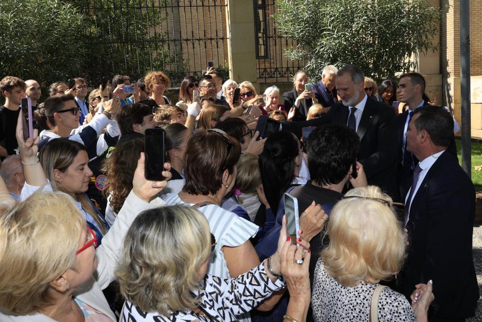 El Rey saluda al público que le esperaba a la salida de la Universidad de Zaragoza