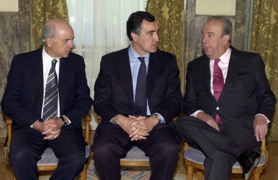 l co-presidente del banco BBVA, Francisco González (i), el consejero delegado de Inditex, José María Castellano (c), y el co-presidente del banco BSCH, José María Amusategui (d), conversan tras el acto de firma del contrato de aseguramiento de la salida a Bolsa del grupo textil Inditex