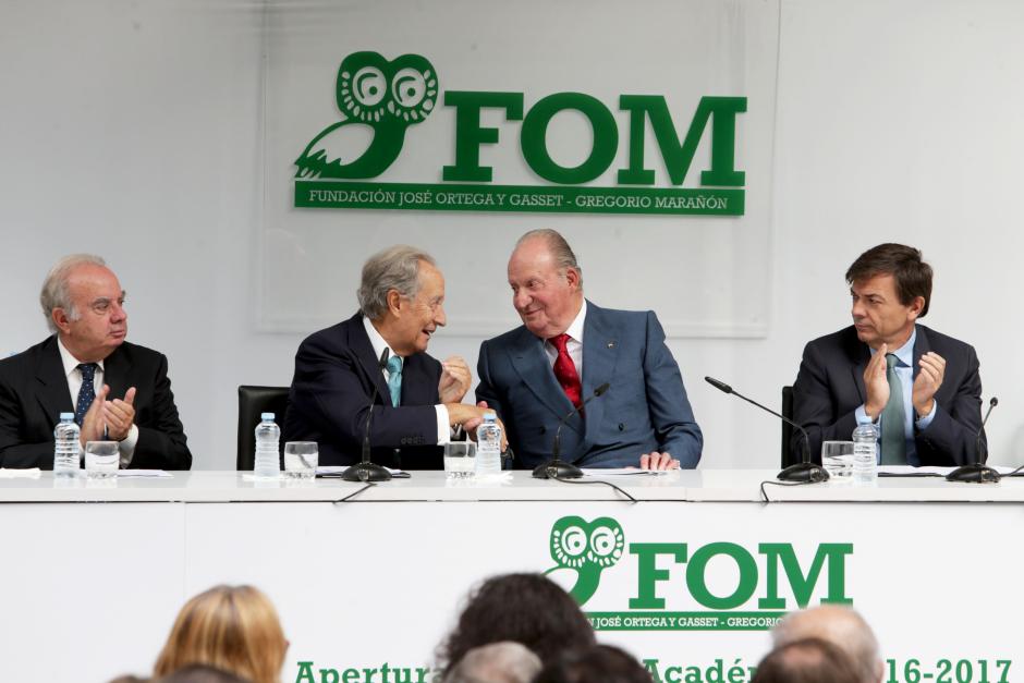 King Juan Carlos I of Spain with Villar Mir during the Ortega y Gasset - Gregorio Marañon Foundation ( FOM ) event in Madrid.
19/10/2016