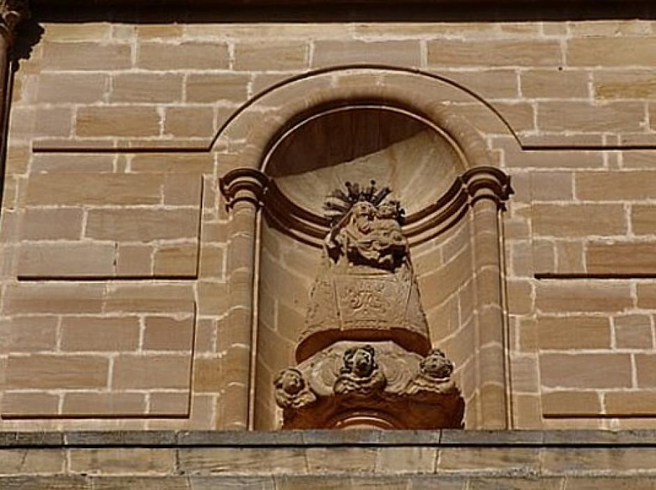 La virgen, en su hornacina en la fachada del templo