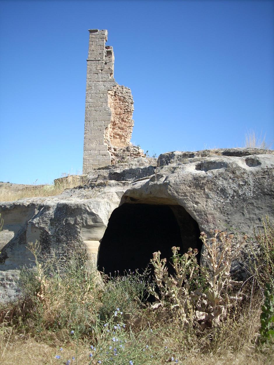 El acceso a la ermita rupestre, bajo la torre de Morenglos