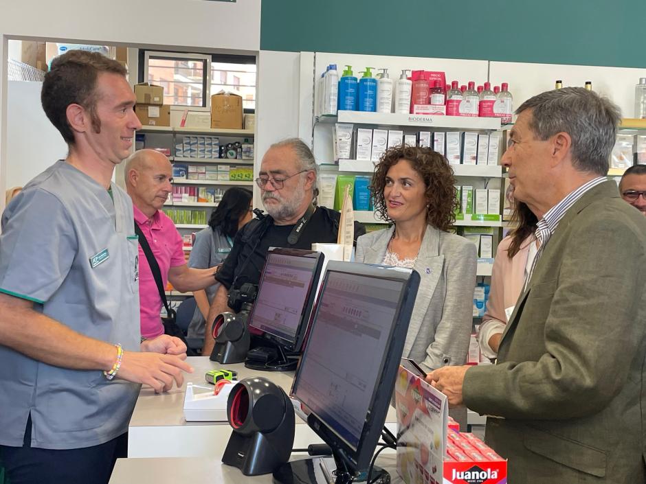 Visita de la Consejería de Sanidad al Colegio de Farmacéuticos de Castellón por la implantación del código digital en los medicamentos