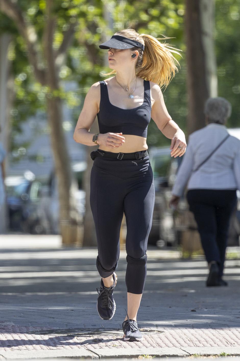 Actress Amber Heard footing / jogging in Madrid