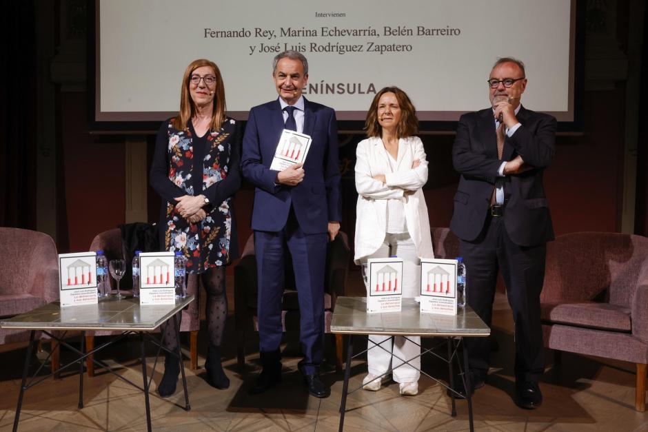 El expresidente del Gobierno José Luis Rodríguez Zapatero (2i) participa en la presentación del libro “La democracia y sus derechos”