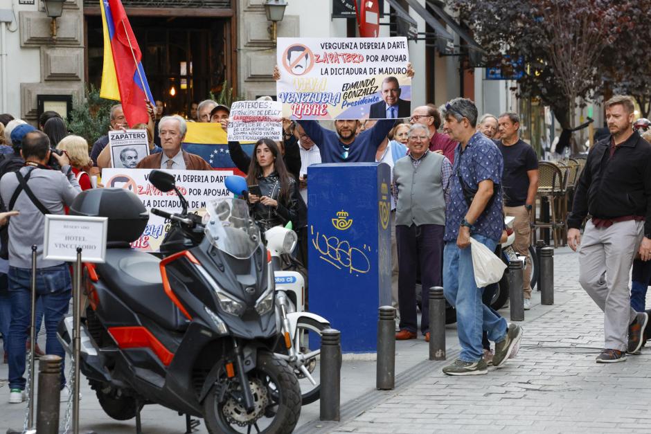 Un grupo de venezolanos y españoles se concentra frente al Ateneo para protestar contra Zapatero