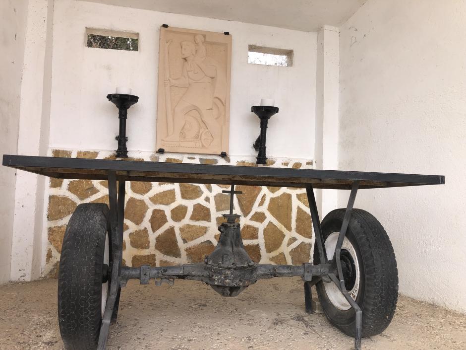 EL altar de la "gasolinera espiritual" está elaborado con el eje trasero de un coche y dos neumáticos