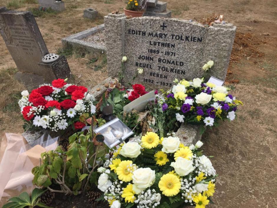 Tumba de Tolkien en el cementerio Wolvercote en Oxfordshire