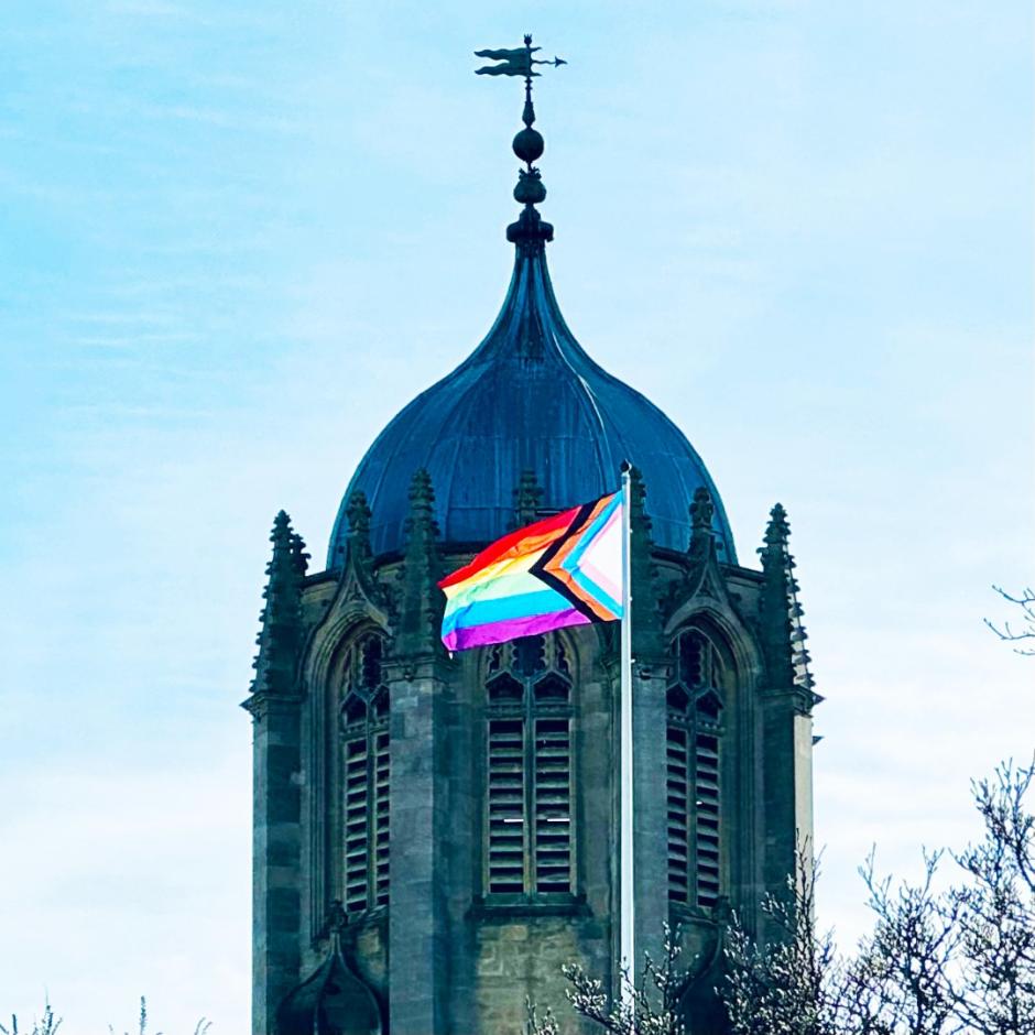 Bandera LGBT en el Christ Church de Oxford