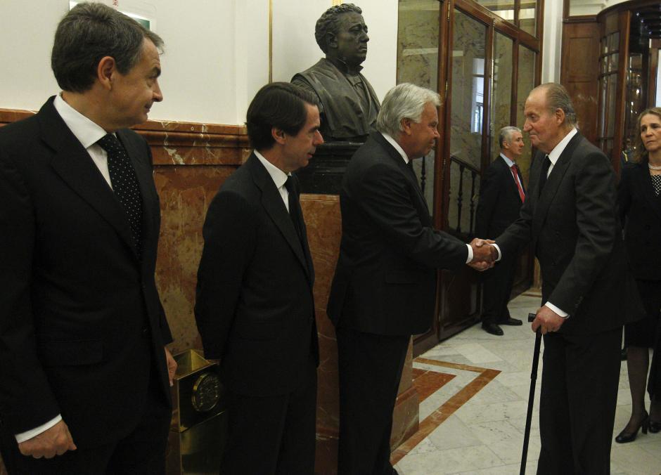 El Rey Juan Carlos I  junto saluda al expresidente del Gobierno, Felipe González, en presencia de los también expresidentes José María Aznar (2-i) y José Luis Rodríguez Zapatero en la capilla de Adolfo Suárez que se encuentra instalada en el Salón de Pasos Pérdidos del Congreso.