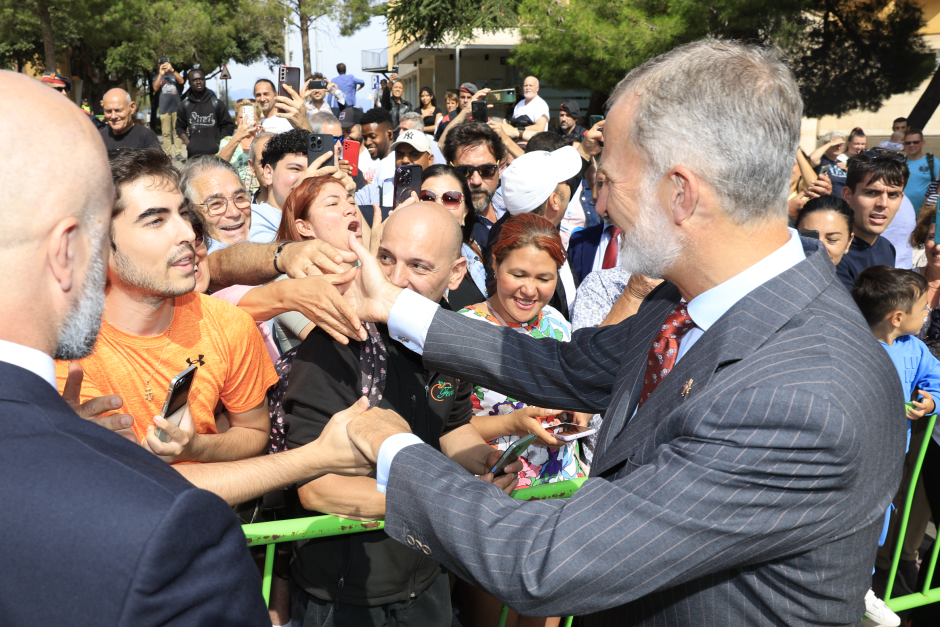 El Jefe del Estado estrecha la mano de los vecinos que le esperaban tras las vallas