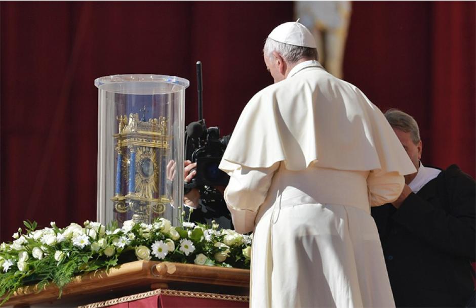 El Papa Francisco, rezando ante el corazón de san Vicente de Paúl