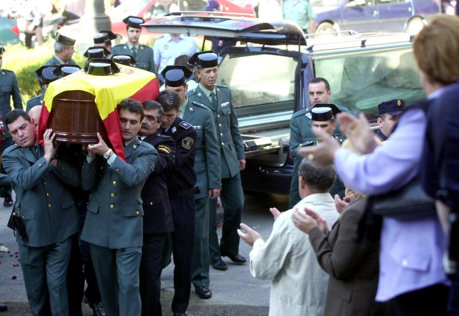 El féretro con los restos mortales del guardia civil Juan Carlos Beiro, asesinado ayer por ETA en Leitza (Navarra), es trasladado por agentes de la Benemérita y del Cuerpo Nacional de Policía al interior de la iglesia parroquial de Sama de Langreo, donde hoy fue oficiado el funeral. EFE/J.L.Cereijido/bal