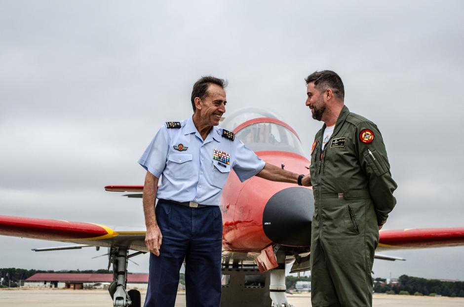 El jefe de Estado Mayor (JEMA), general del aire Francisco Braco Carbó, saluda a un aviador militar en la base de Torrejón