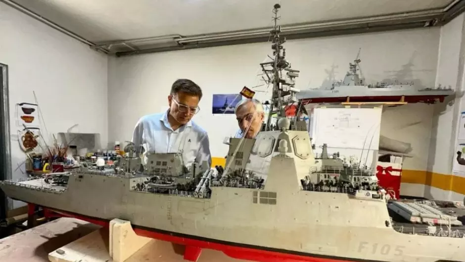 La espectacular maqueta de la fragata Cristóbal Colón (F-105) que exhibe el Museo Naval