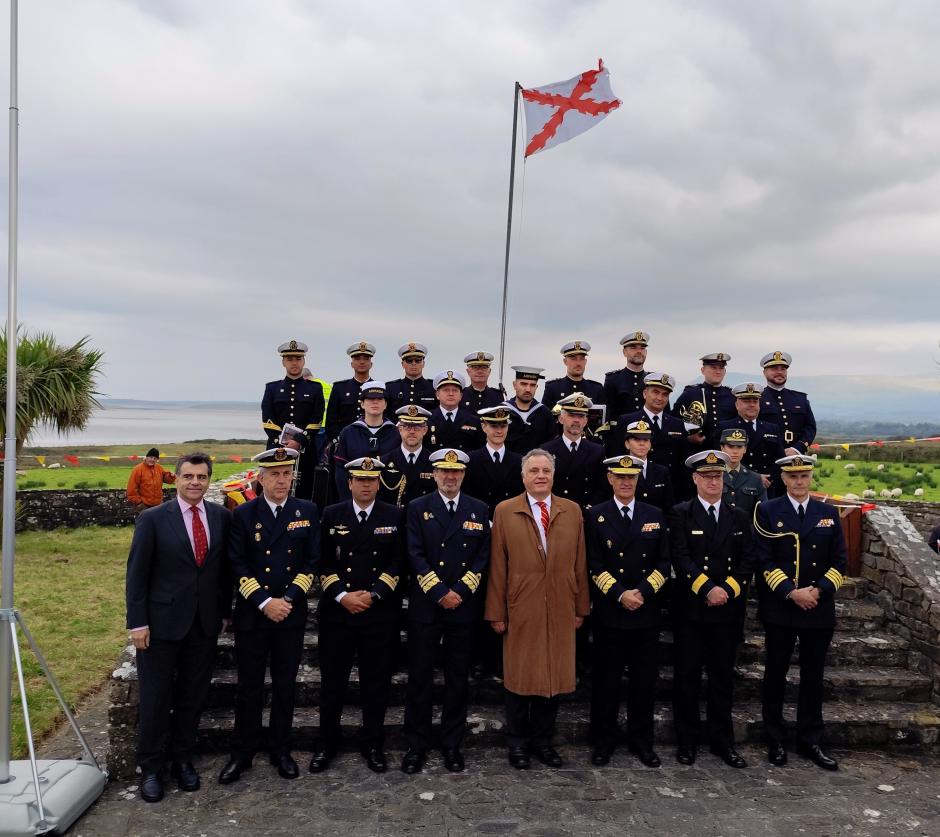 El AJEMA y altos cargos de la Armada junto a la dotación del Carnota, el embajador de España en Irlanda y su segundo, en el memorial de la Gran Armada en la playa de Streedagh