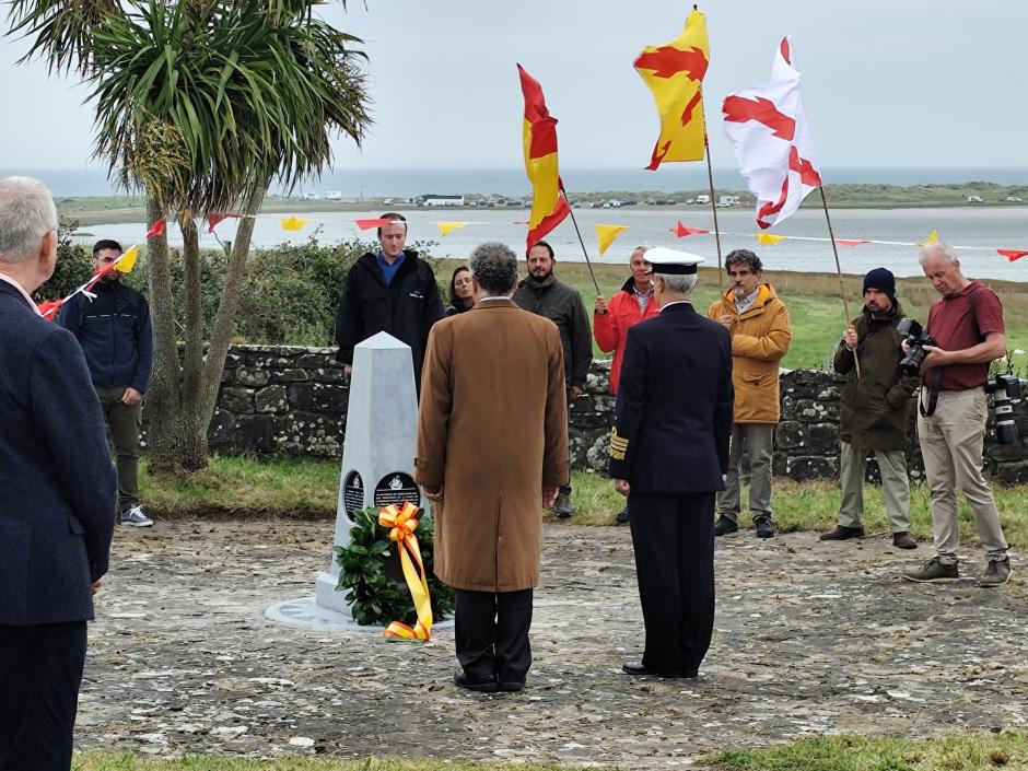 El embajador de España en Irlanda y el AJEMA frente al nuevo monolito que se suma al resto del memorial