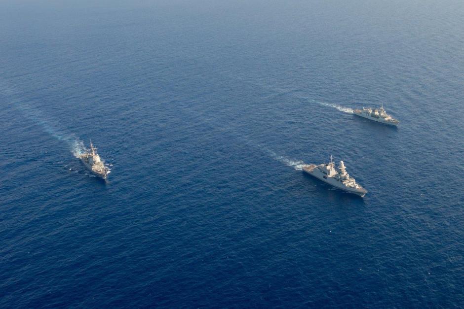 Las fragatas HMCS Charlottetown y Cristóbal Colón tuvieron la oportunidad de cruzar cubierta con el ITS Martinengo