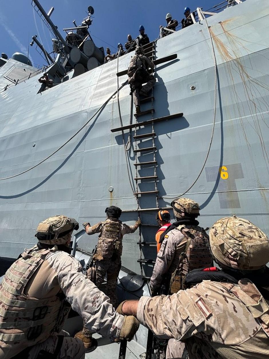 Otra imagen del ejercicio de abordaje desde la fragata Cristóbal Colón a la canadiense HMCS Charlottetown