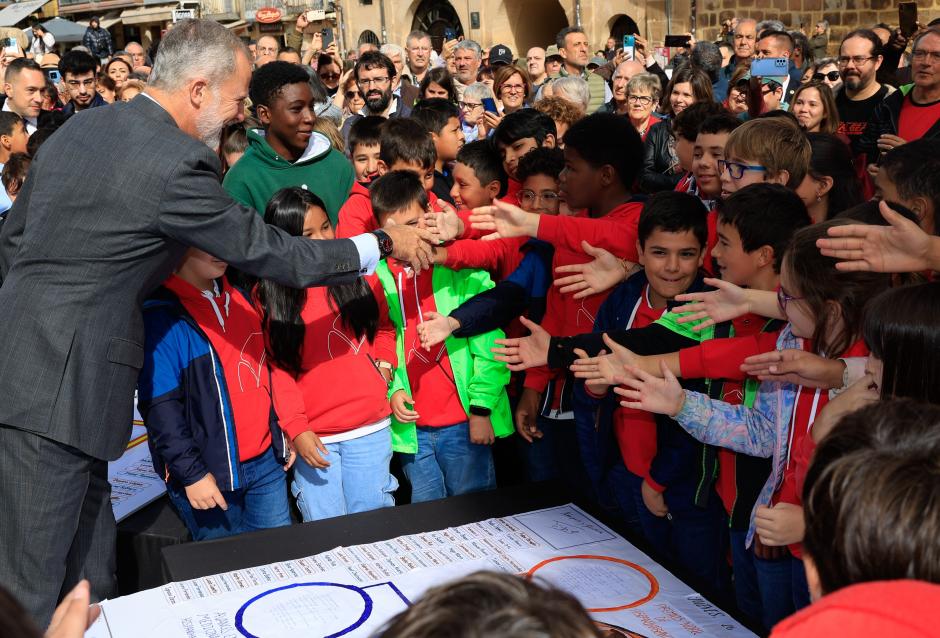 Don Felipe saluda a unos niños a su llegada a Soria