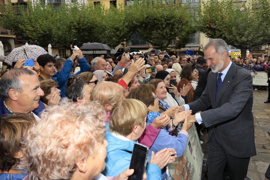 El Rey saluda a los vecinos de Soria que esperaban para verle