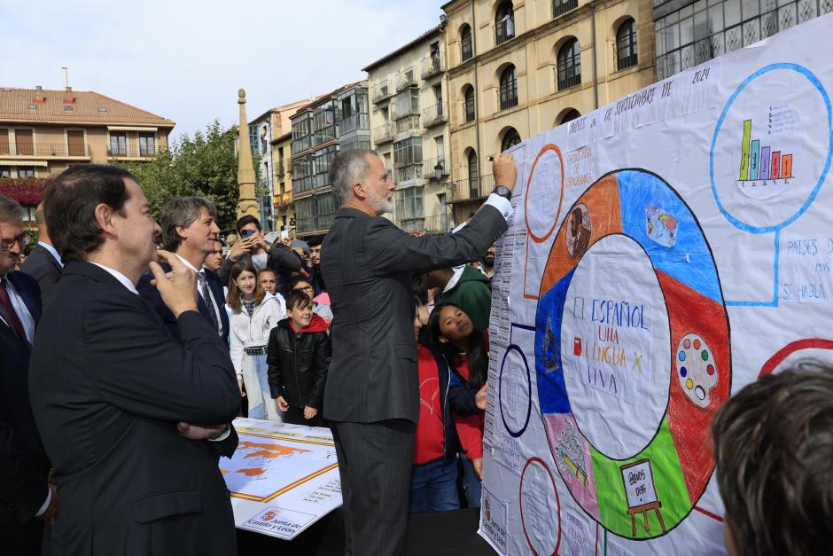 El Rey firma un mural en el que se puede leer: "El español, una lengua viva"