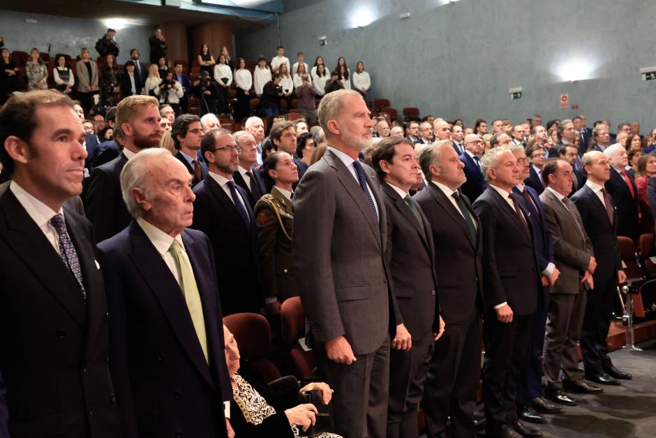 El Rey, durante la interpretación del Himno Nacional