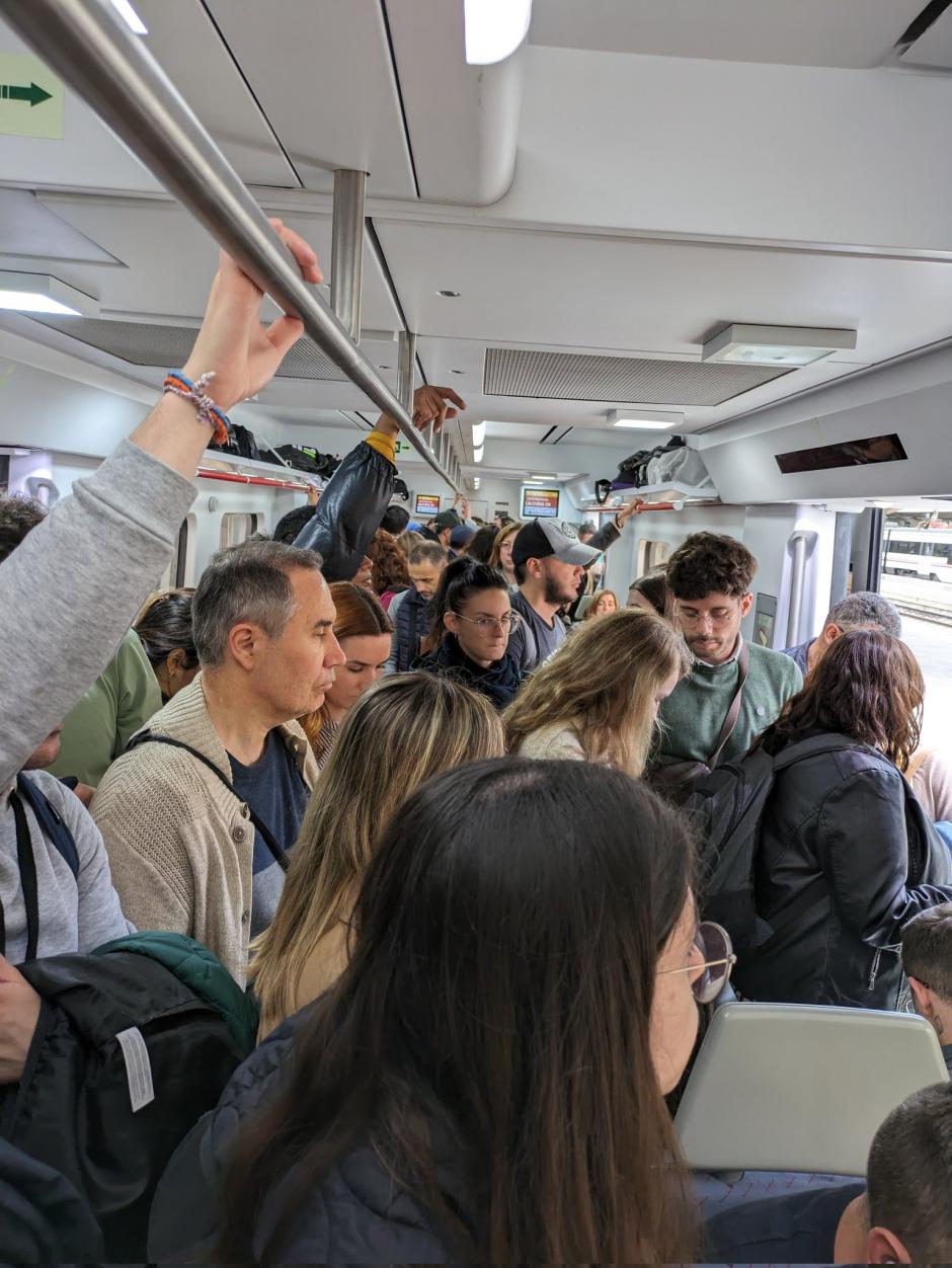 Imagen de uno de los trenes de cercanías entre Valencia-Castellón abarrotados durante el mes de abri