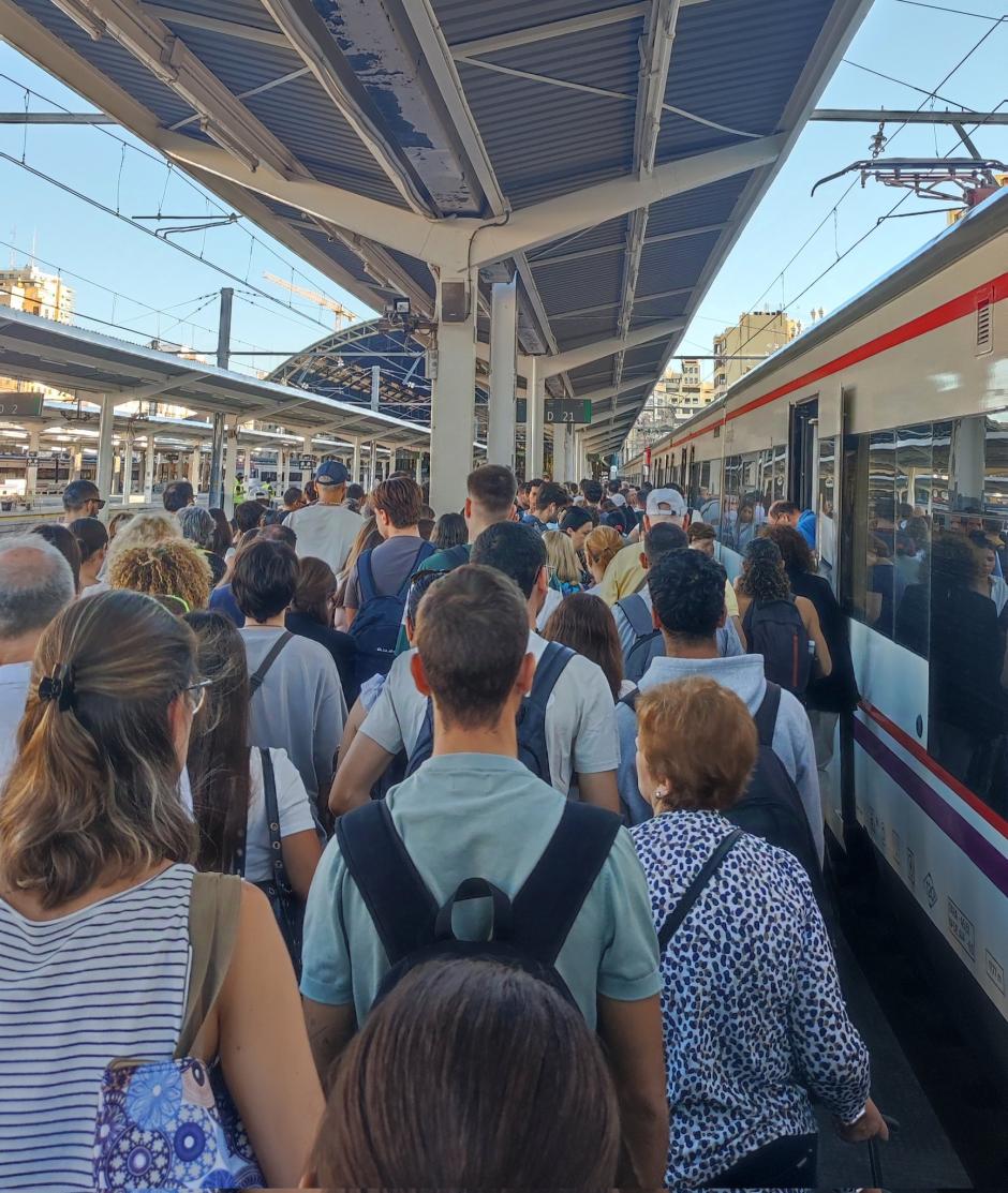 Imagen de trenes cercanías en la línea Valencia-Castellón abarrotados