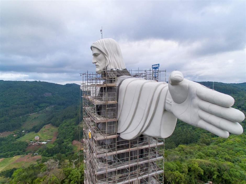 El Cristo Protector durante su construcción