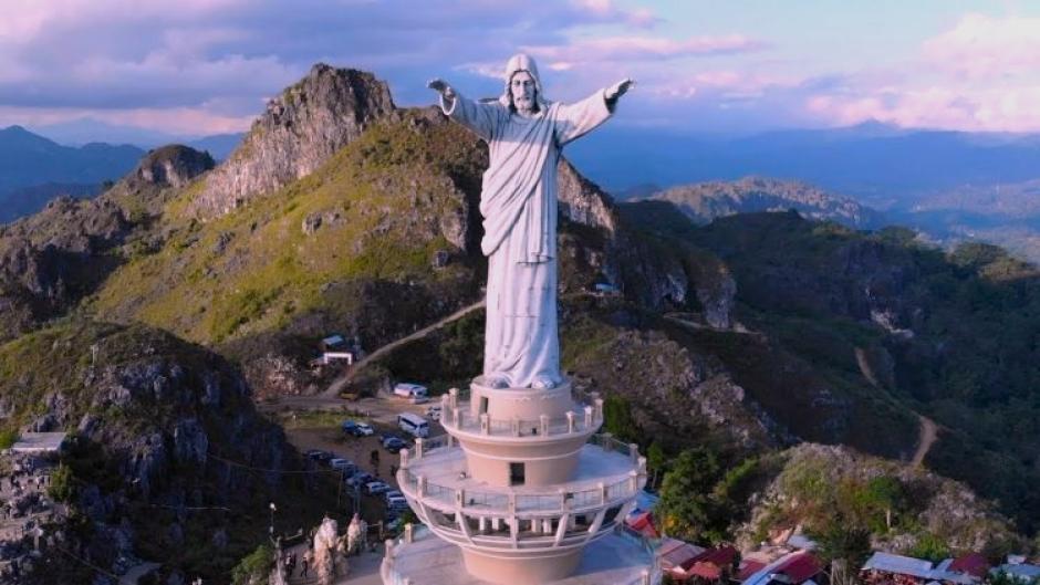 El Cristo de Buntu Burake, en Indonesia, mide 40 metros de altura